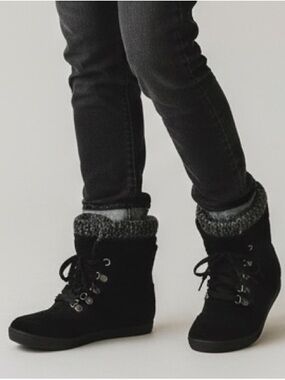 G BY GUESS Black Microsuede Ankle Boots Quilted Heel Lace Up Knitted Top Sz 8
